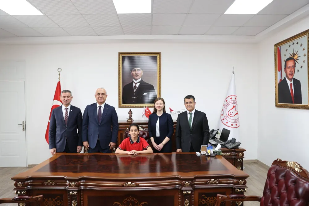 23 NİSAN’DA ANLAMLI AN: VALİLİK MAKAMI ÖĞRENCİYE TESLİM EDİLDİ