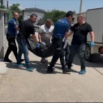 EŞİNİ ÇOCUĞUNUN GÖZÜ ÖNÜNDE BIÇAKLAYARAK ÖLDÜRDÜ