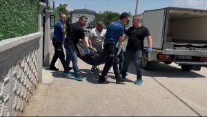 EŞİNİ ÇOCUĞUNUN GÖZÜ ÖNÜNDE BIÇAKLAYARAK ÖLDÜRDÜ
