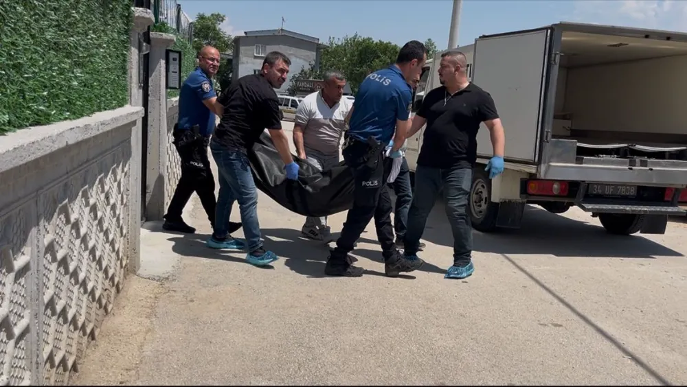 EŞİNİ ÇOCUĞUNUN GÖZÜ ÖNÜNDE BIÇAKLAYARAK ÖLDÜRDÜ